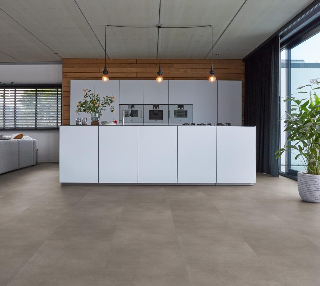 PVC tegels in de kleur taupe in een witte keuken.