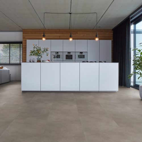 PVC tegels in de kleur taupe in een witte keuken.