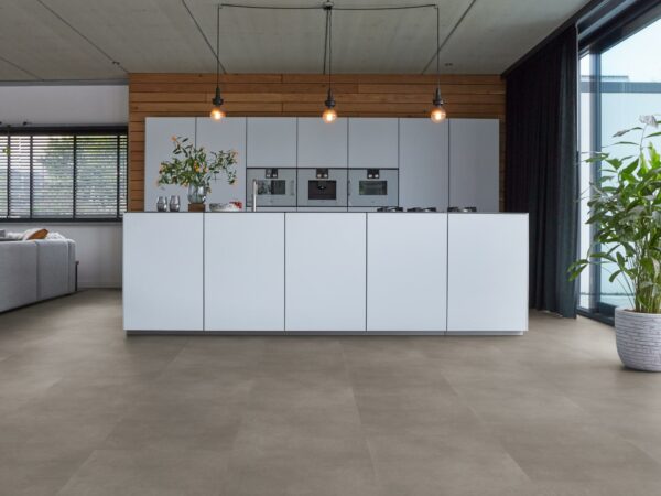 PVC tegels in de kleur taupe in een witte keuken.